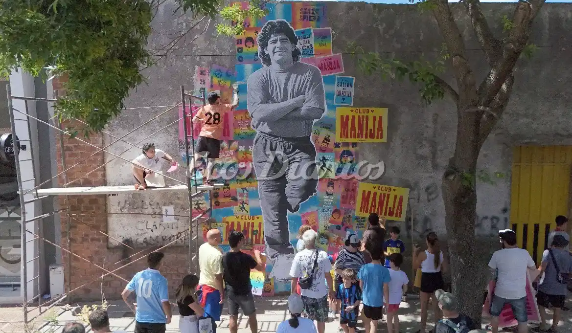 Arte urbano. Un pasaje de la elaboración del mural en homenaje al notable futbolista