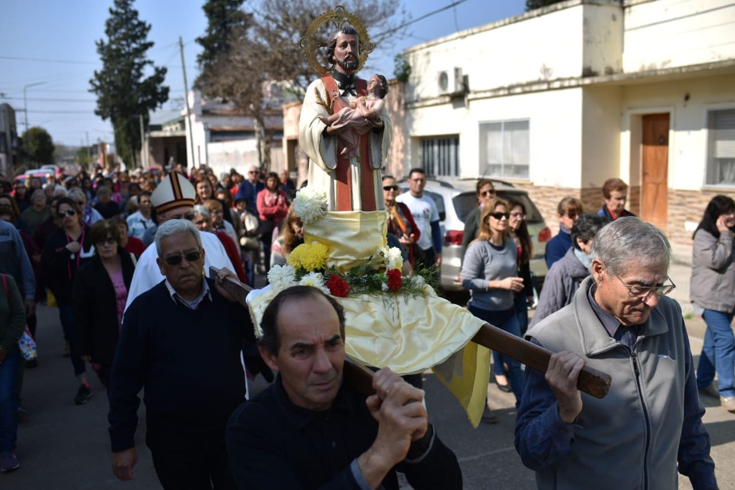 Un centenar de fieles pidió trabajo, agradeció y veneró a San Cayetano