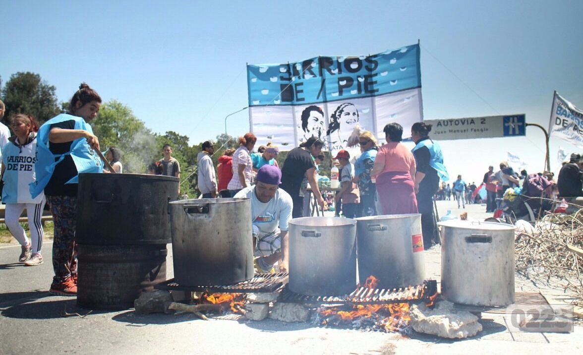 Cooperativistas de Barrios de Pie cortaron Ruta 2 ante la falta de respuestas para construir viviendas