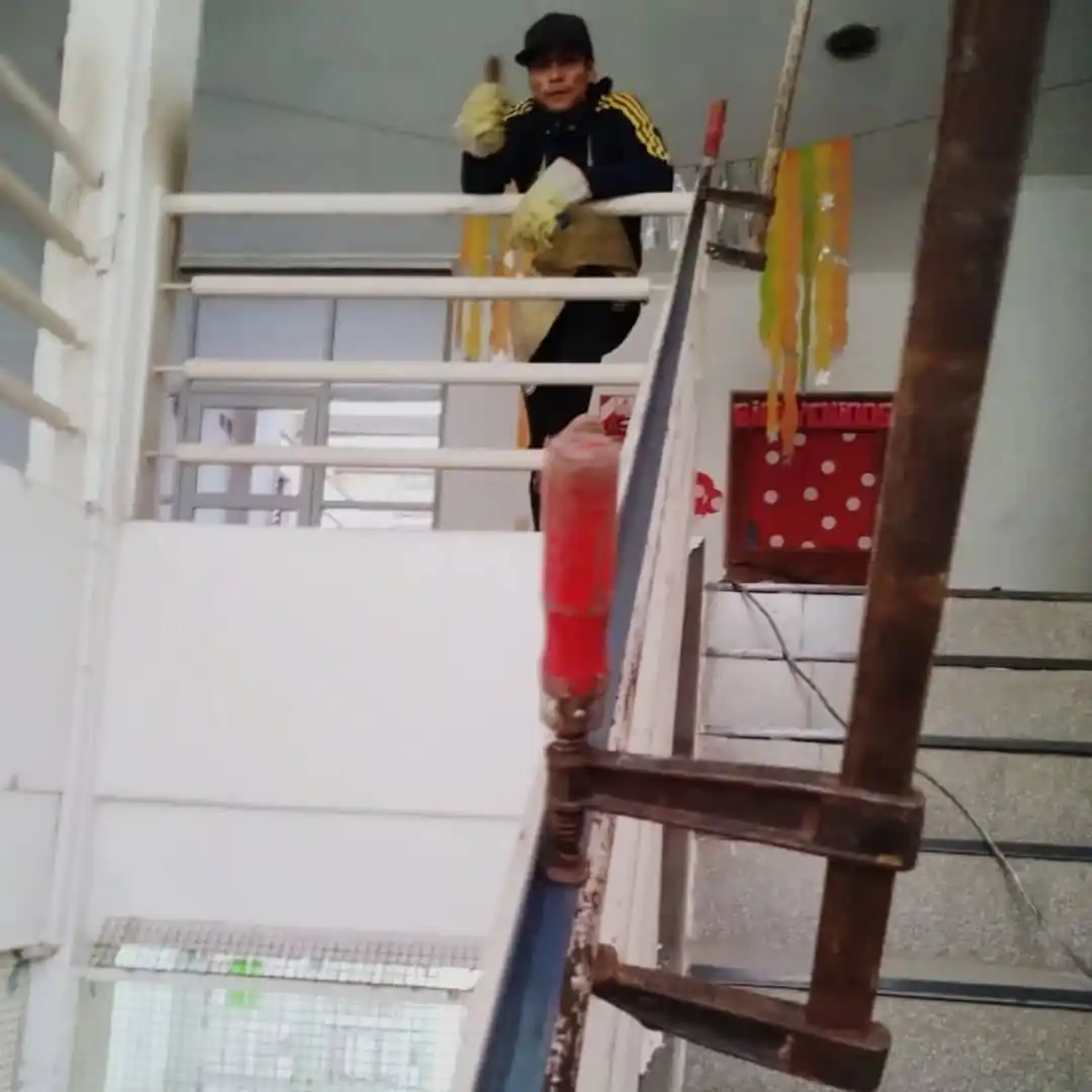 Estudiantes de soldadura realizan reparaciones en la Escuela N° 69