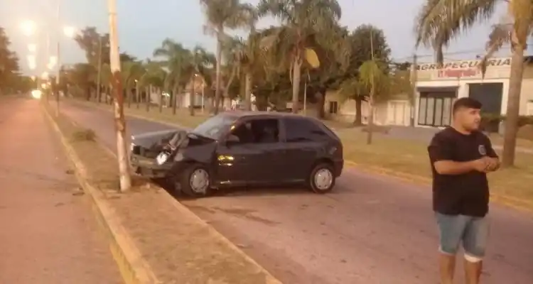 Alcoholizado, chocó contra un poste de luz en el acceso por ruta 191