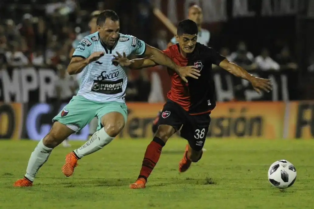Colón se enfrenta a Newell´s el lunes 8