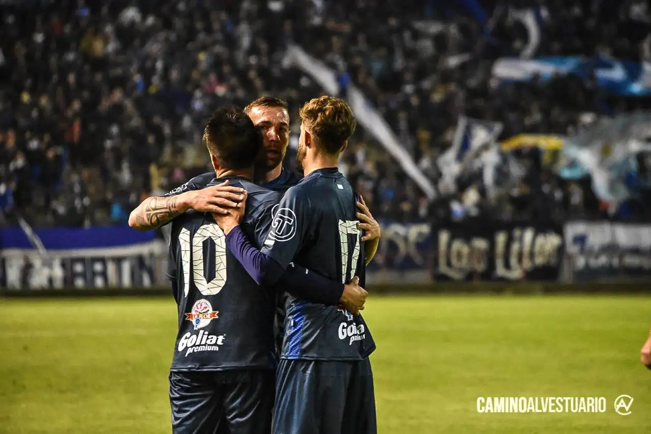 Alvarado gana y sigue arriba