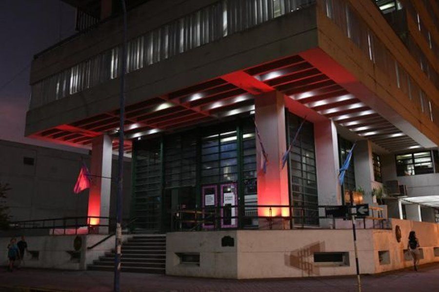 El Palacio Municipal se ilumina de rojo en el Día Mundial de las Cardiopatías Congénitas