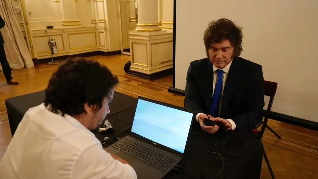Javier Milei con el nuevo DNI