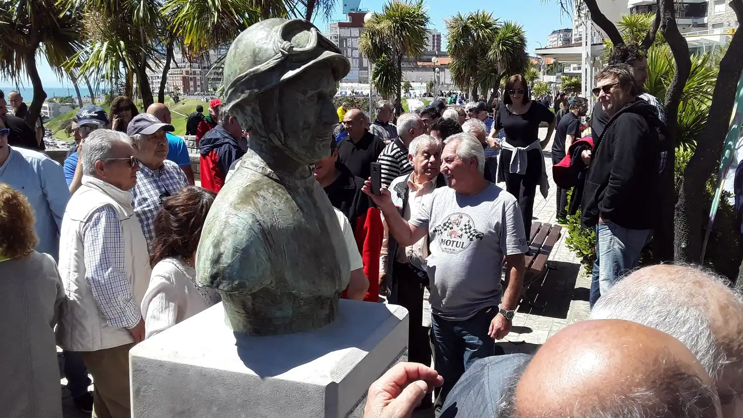Ubican busto de Juan Manuel Fangio