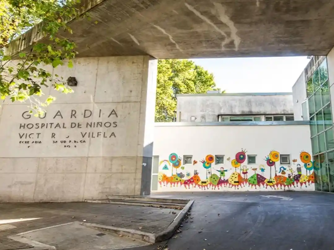 El bebé permanece internado en grave estado.