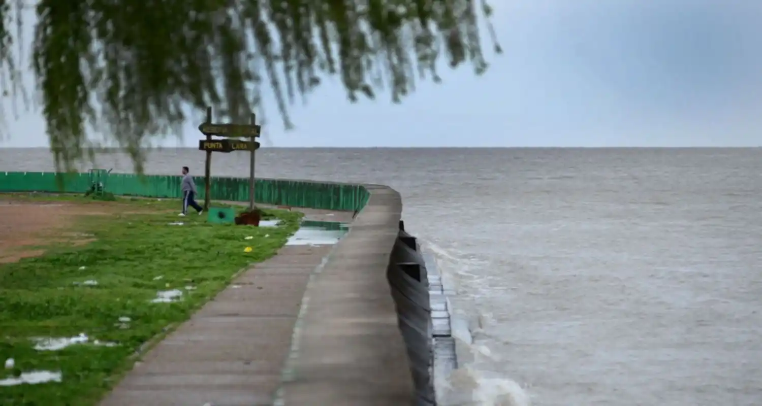 Un joven falleció ahogado en el Río de La Plata cuando se le dio vuelta el kayak