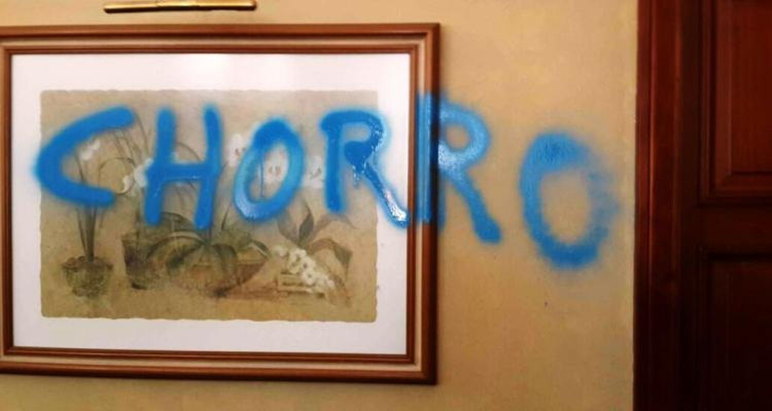 Estatales también pintaron las paredes del despacho de Guacone