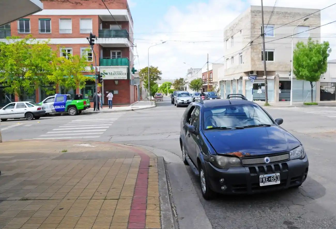 Un ciclista fue hospitalizado luego de protagonizar un choque en Marconi y Alsina