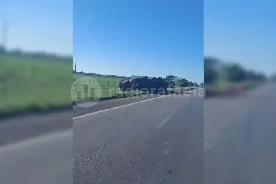 Volcó un camión en la Ruta 34: el conductor perdió el control del vehículo