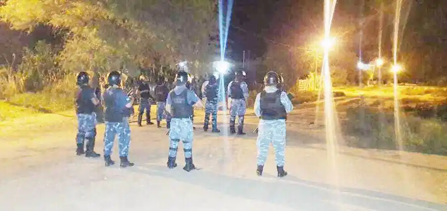 Unos 30 originarios atacaron la casa 
de un agente policial, hay un detenido