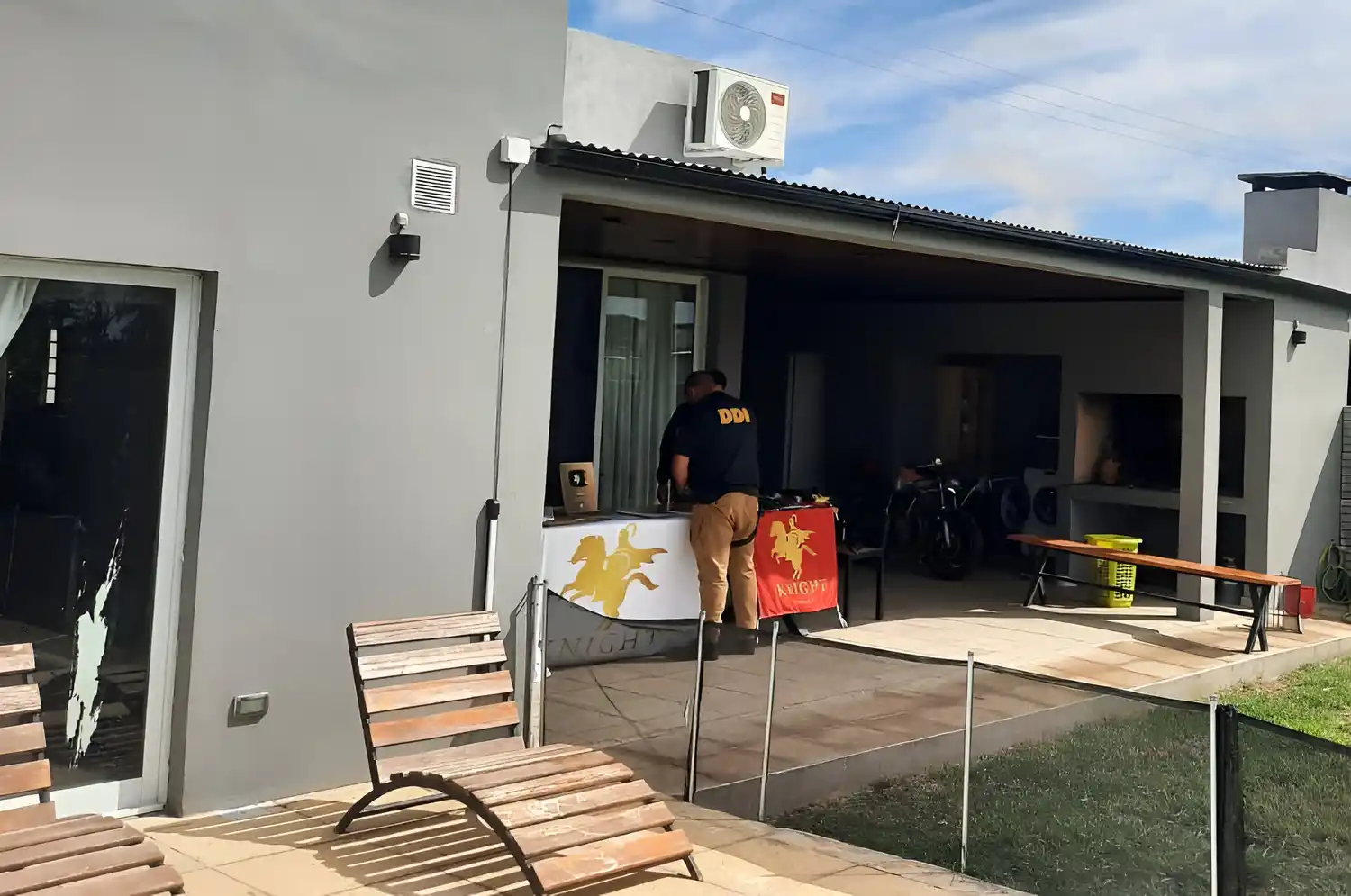 Personal de la DDI dentro de la casa de Luis Pardo, durante los allanamientos.