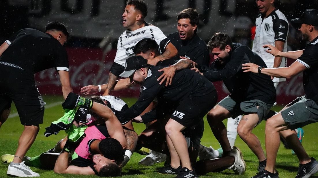 El arquero Rigamonti, clave en los penales.