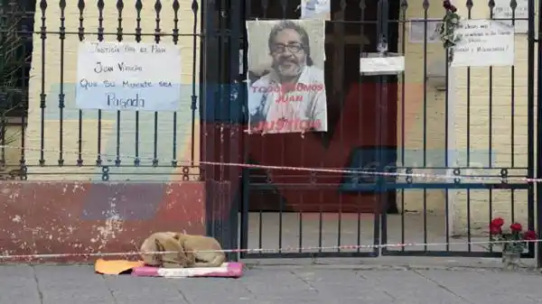 El perro del cura Viroche lo sigue esperando en la puerta de la iglesia