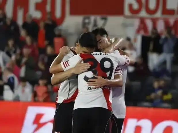 River se impuso por 2-0 ante San Martín y se mantiene líder del Grupo B