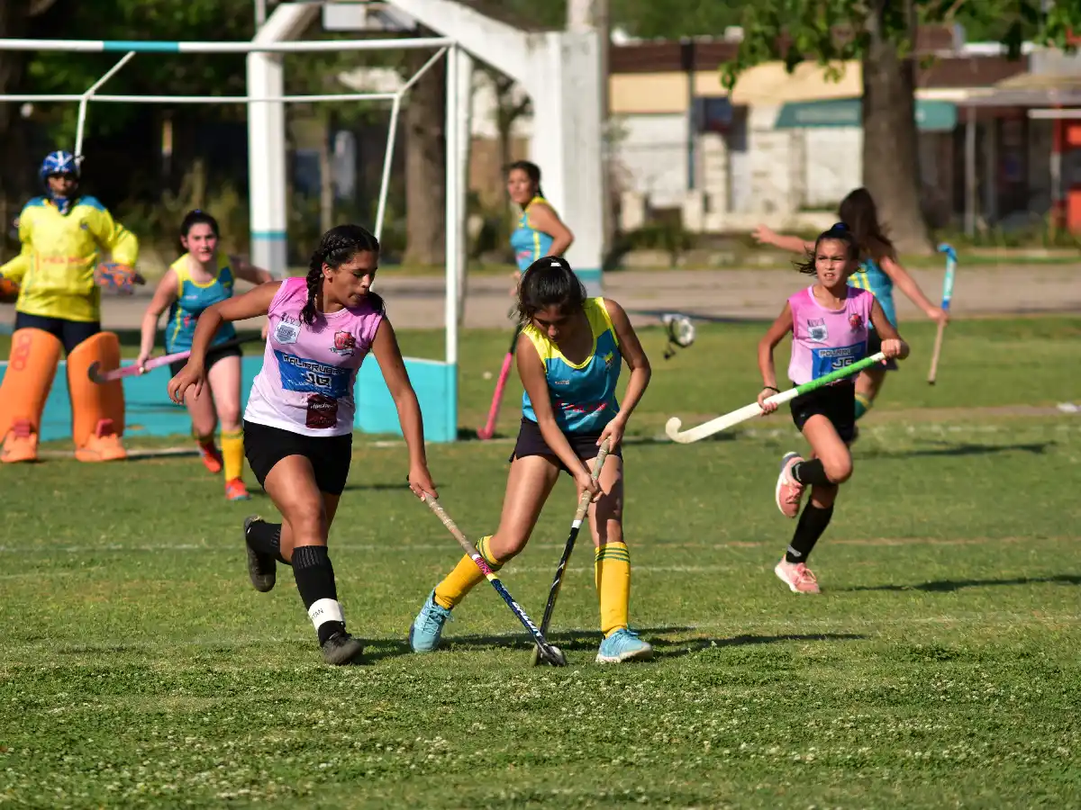 Infantiles juegan en el Polideportivo