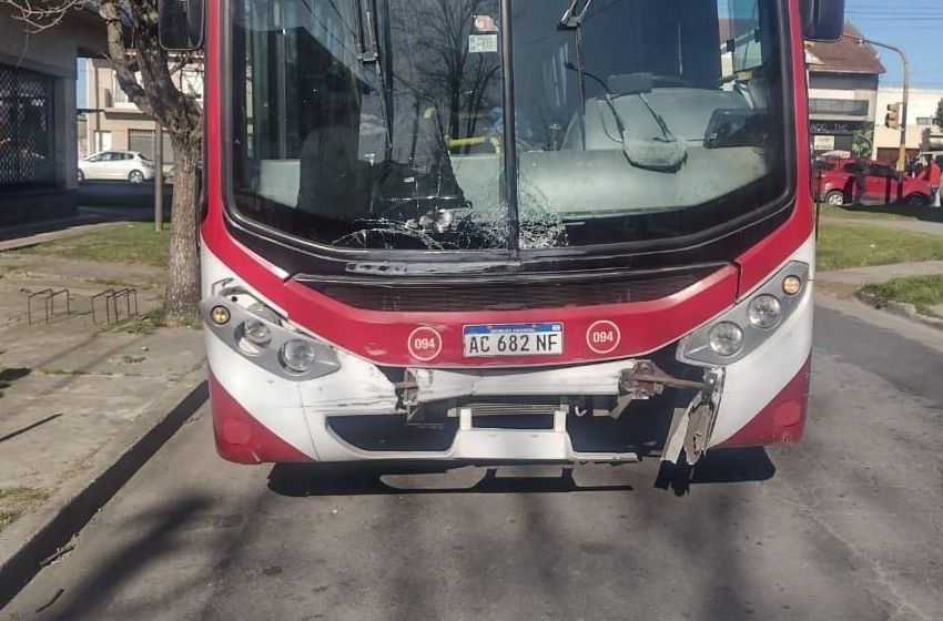 Fuerte choque entre un colectivo y una camioneta en Moreno y Arturo Alió