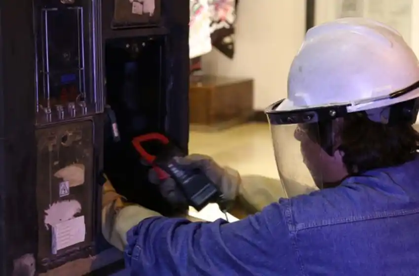 Un almacén y una cochera fueron infraccionados por "colgarse" de la luz