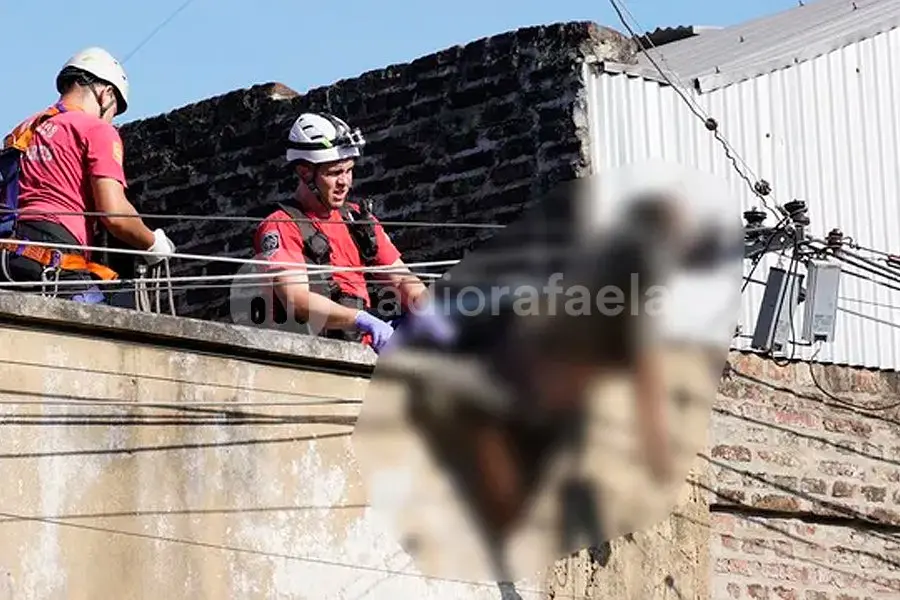Murió intentando robar cables en altura: quedó colgado entre el tendido eléctrico y una pared