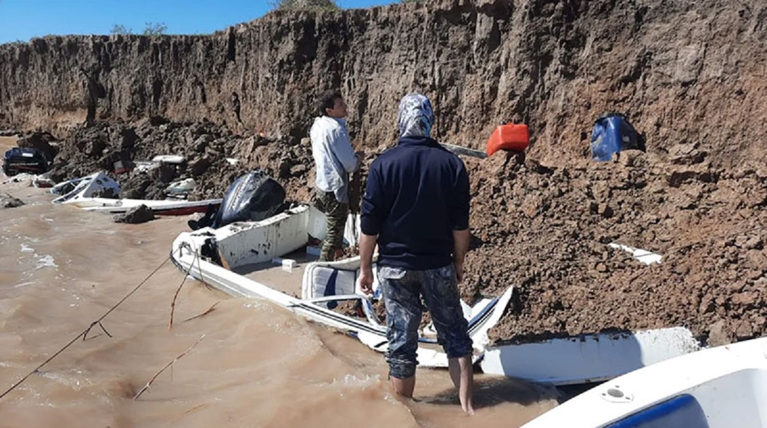 Fiesta del Surubí en Goya: parte de una barranca se desmoronó sobre tres lanchas