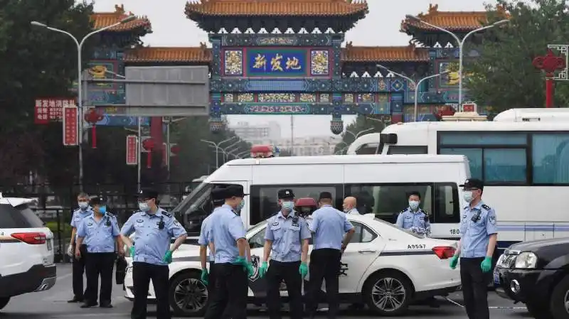 Beijing extrema las medidas tras contar con 51 casos en el principal mercado alimenticio