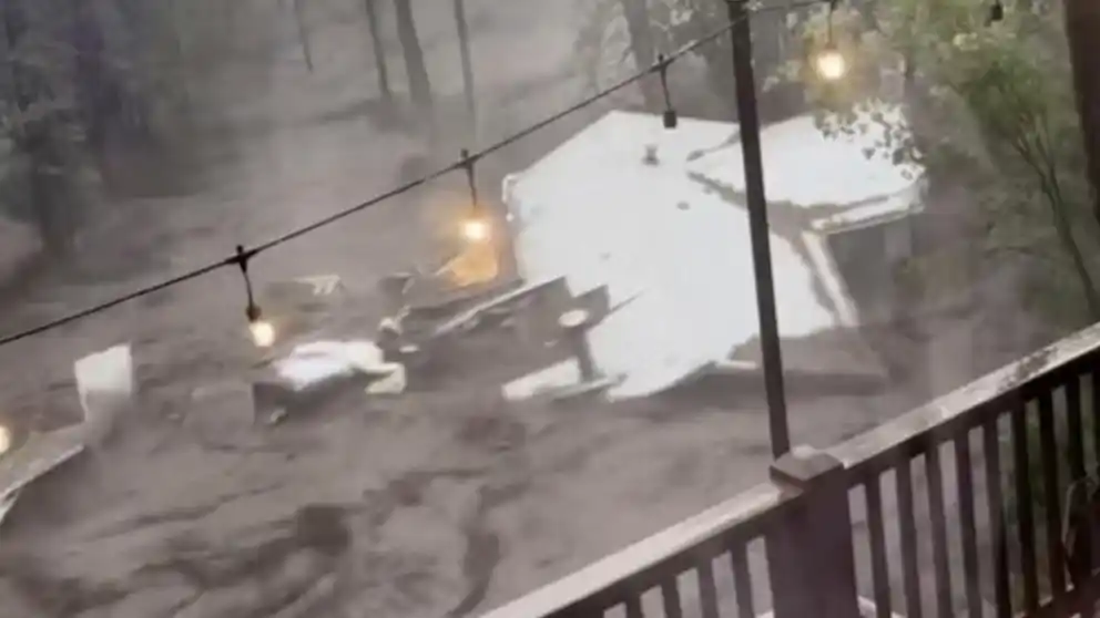 Al menos 85 rescates en aguas rápidas se realizaron en Ruidoso debido a las inundaciones repentinas. (Kaitlyn Carpenter vía AP)