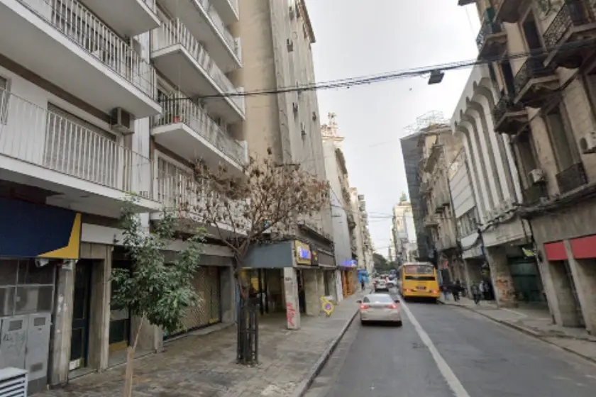 Asesinaron a puñaladas un hombre de 75 años en un departamento céntrico