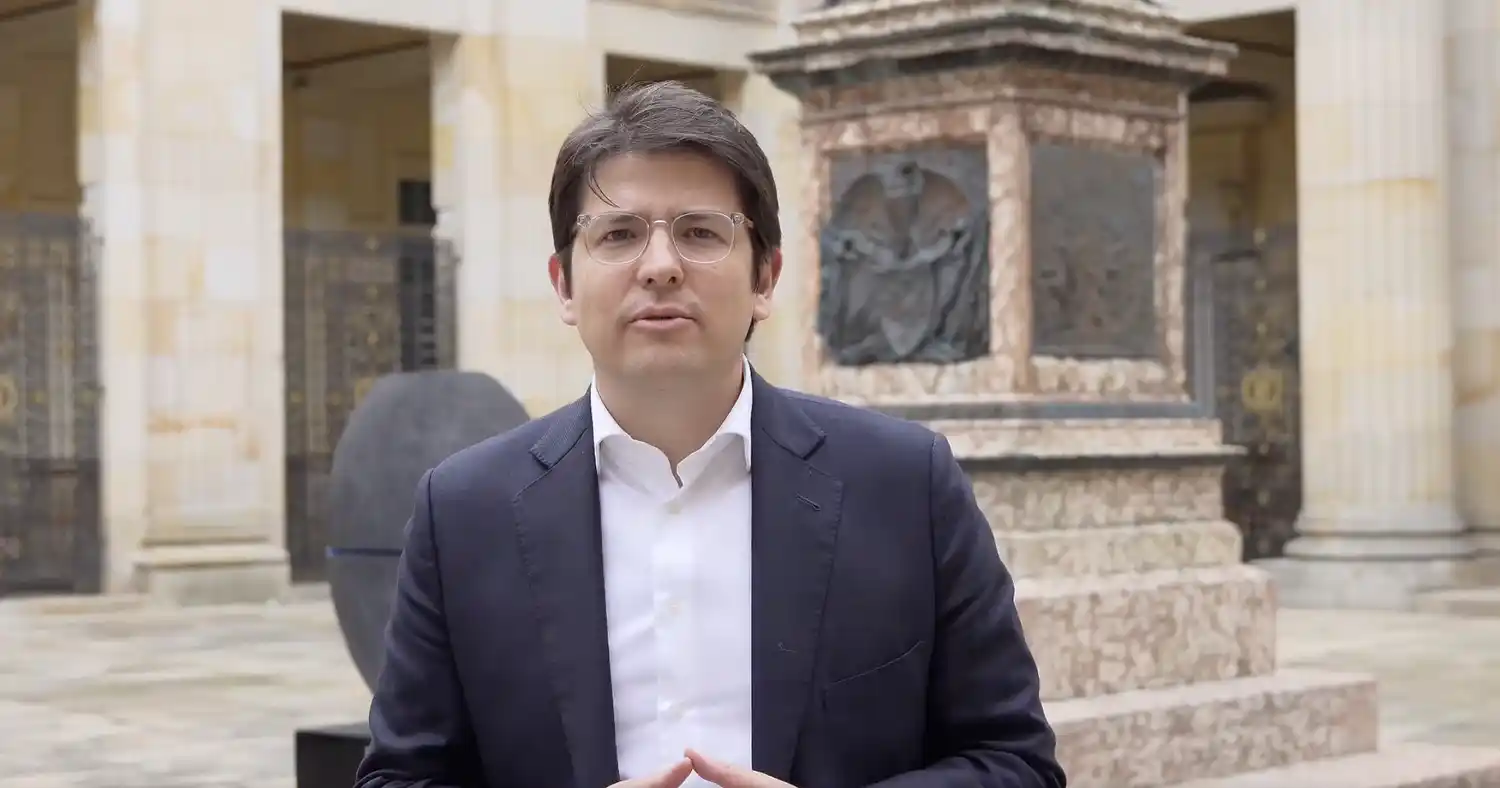 El senador Miguel Uribe Turbay, en una intervención reciente desde el Capitolio Nacional, tras el atentado que lo mantiene luchando por su vida.