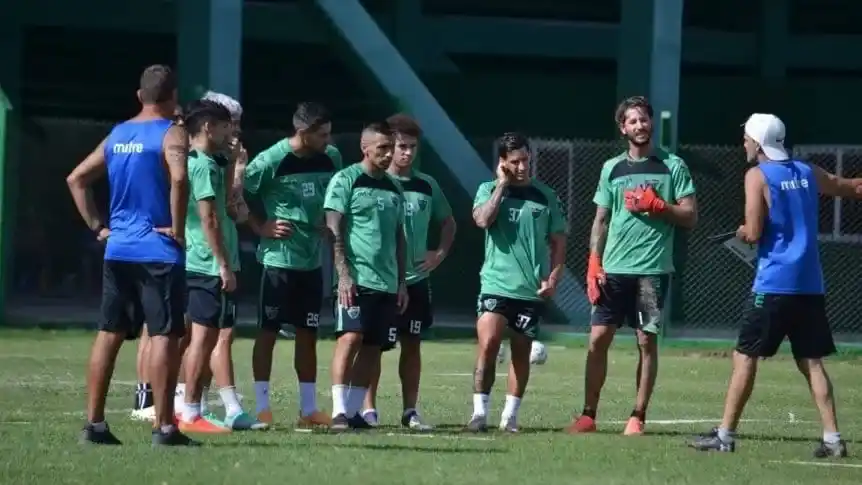 Matías Borgogno junto a sus compañeros durante una práctica