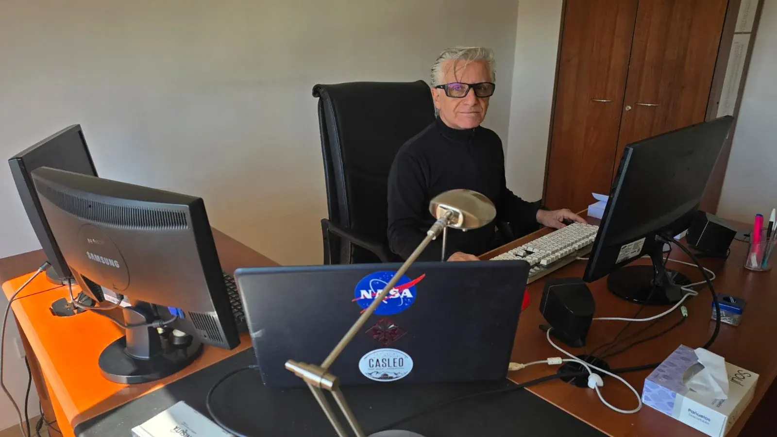 Luis Mamanna en su oficina. Se desempeña en el CASLEO desde enero de 2015