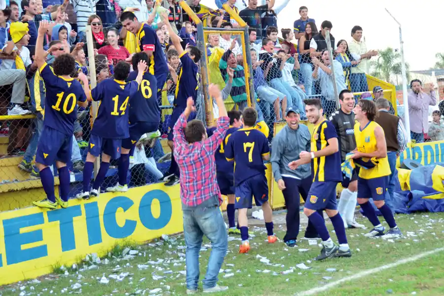 Juventud se quedó con el clásico de  Urdinarrain y cada vez está más solo en la punta