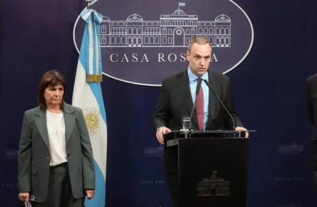 Milei pidió vacaciones austeras, pero Adorni y Bullrich igual viajarán al exterior