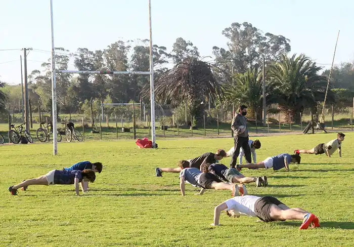 El rugby está en la cancha pero sigue a la espera de la pelota
