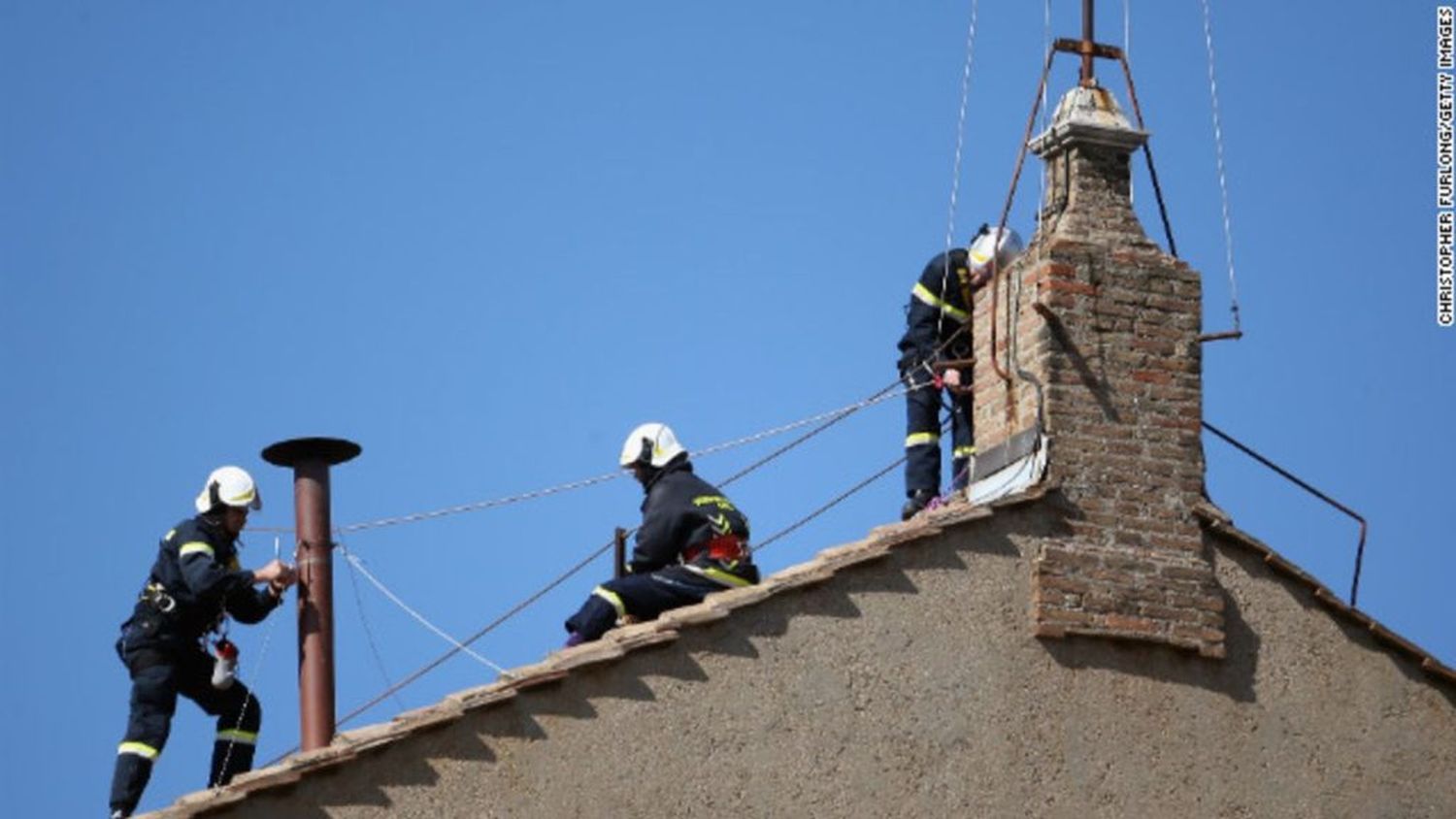 El Vaticano ya instaló la chimenea para el cónclave que elegirá al nuevo Papa