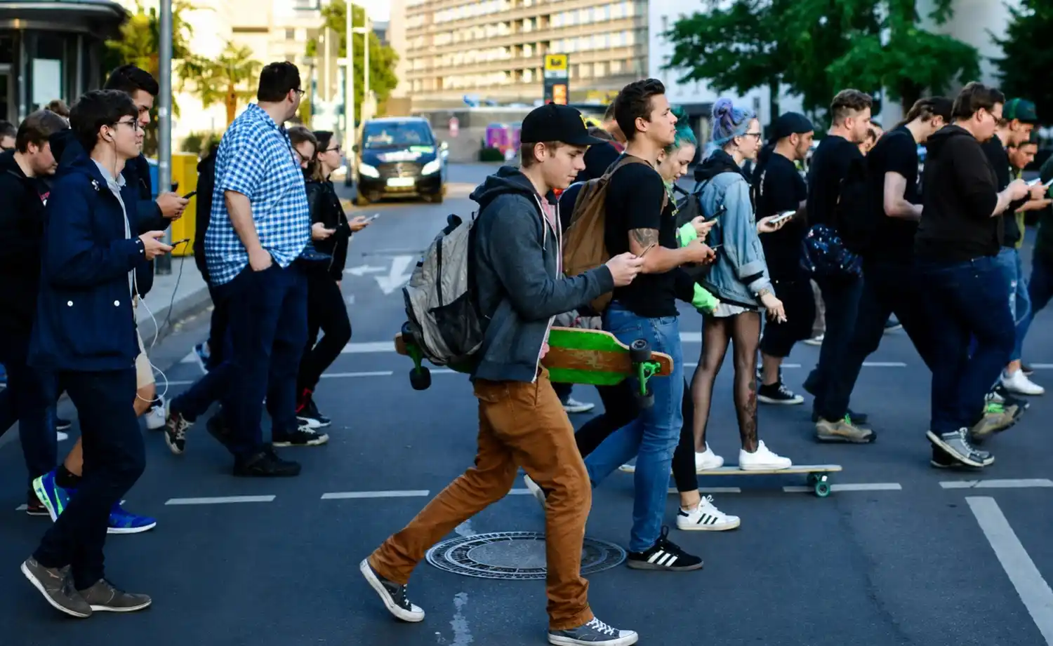 España multa a peatones que crucen la calle mirando el celular