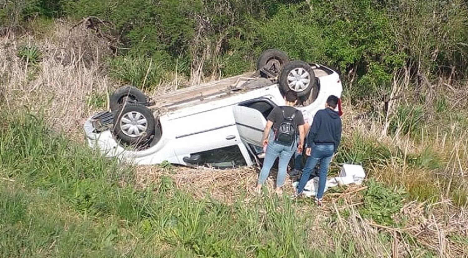 Volcó un auto en una ruta entrerriana: viajaba un matrimonio con sus hijos menores