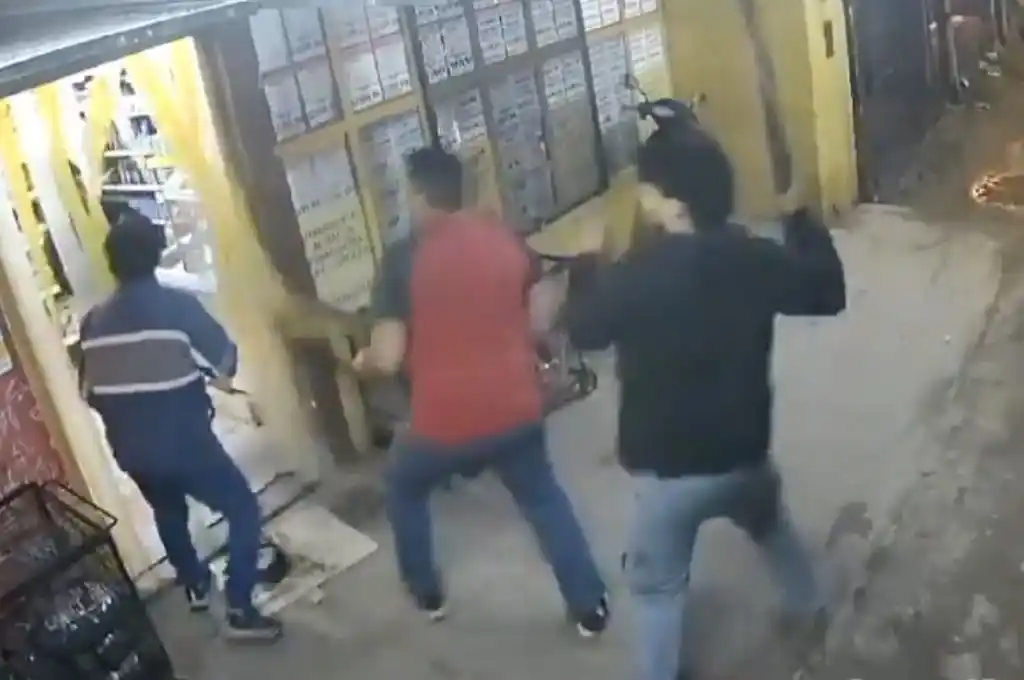 Brutal agresión a un cajero
