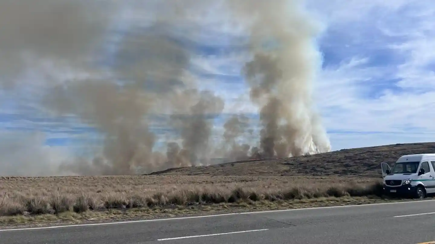 El humo y las llamas en plena tarde serrana. (Imagen: gentileza Secretaría de Gestión de Riesgo de la provincia).