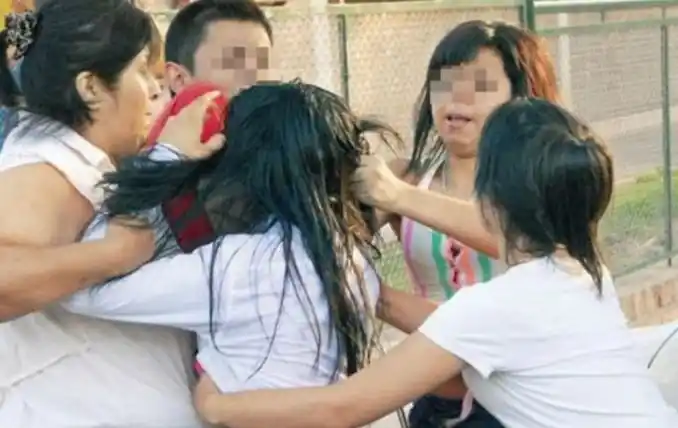 Le clavaron una lapicera en el cuello por hacerse la "cheta"