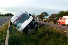 Volcó una combi en Ruta 12: rescataron a 20 personas