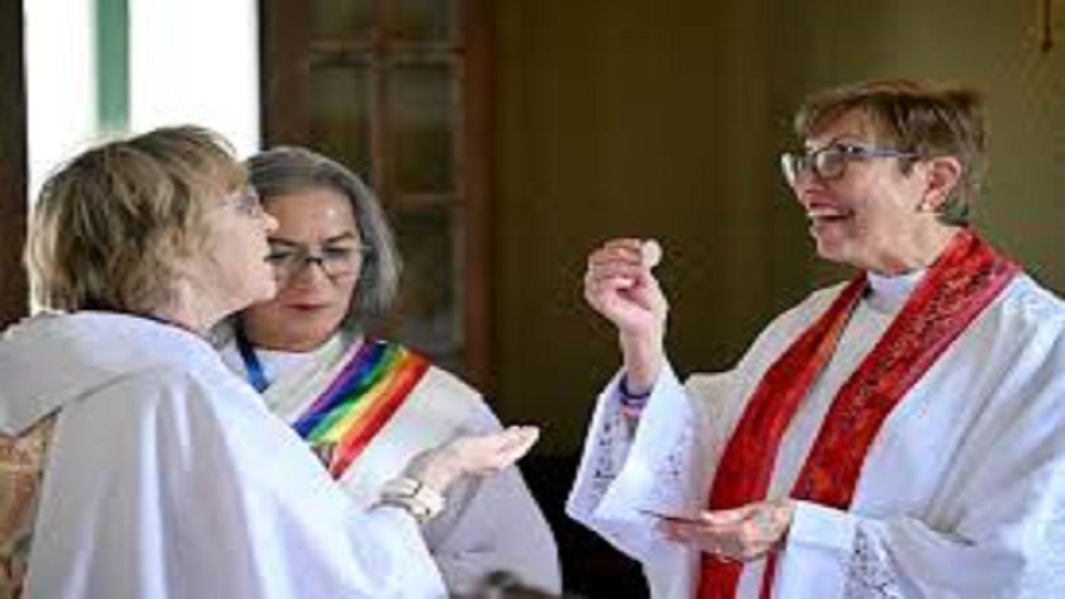 DESAFIANDO al VATICANO: así ordenan a varias mujeres como sacerdotisas y diáconas
