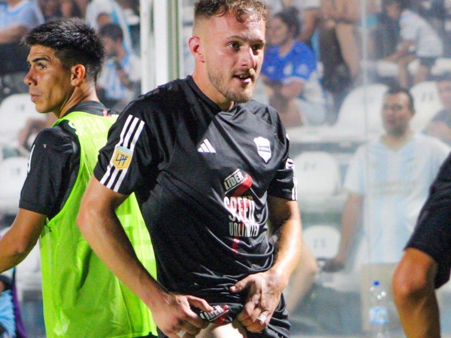 Riestra goleó a Atlético, en Tucumán