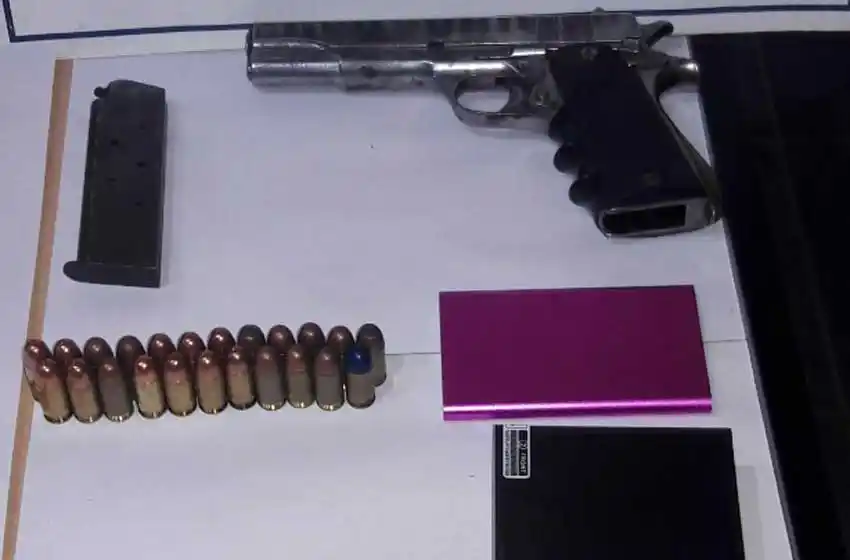 Inició una persecución, chocó contra un poste y fue aprehendido