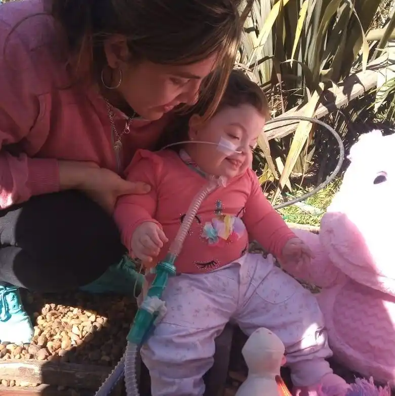 Padres de una nena electrodependiente piden ayuda: les quieren cobrar $50.000 de luz