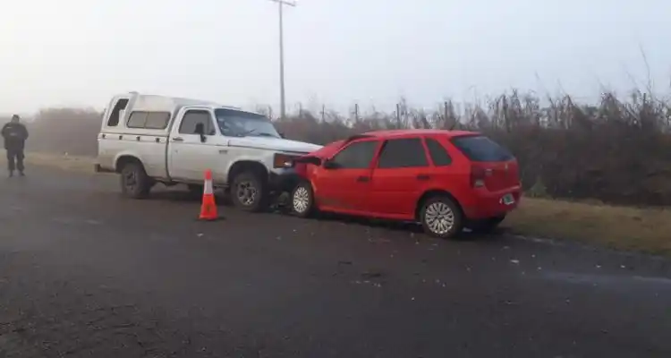 Operan a una mujer en estado delicado por el choque de un auto y una camioneta