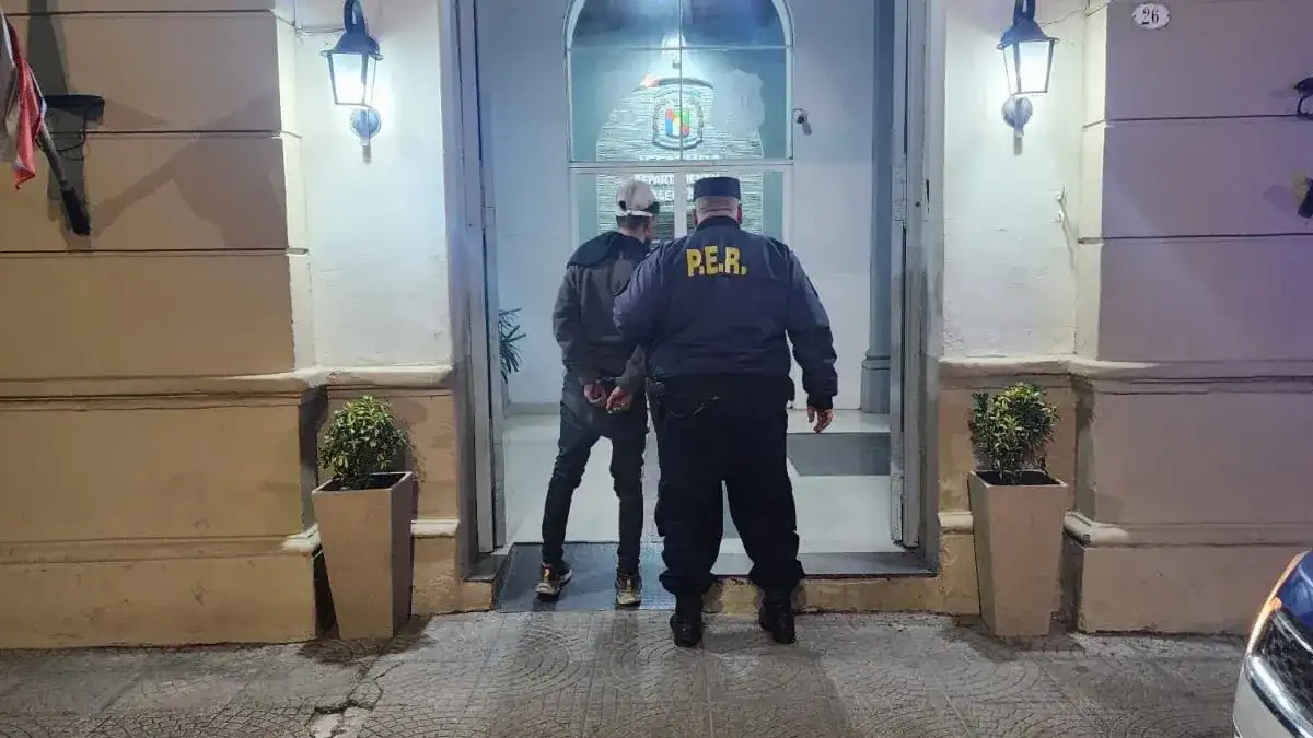 Un hombre fue detenido por robarle a un camionero y otro por sustraer pertenencias de un auto
