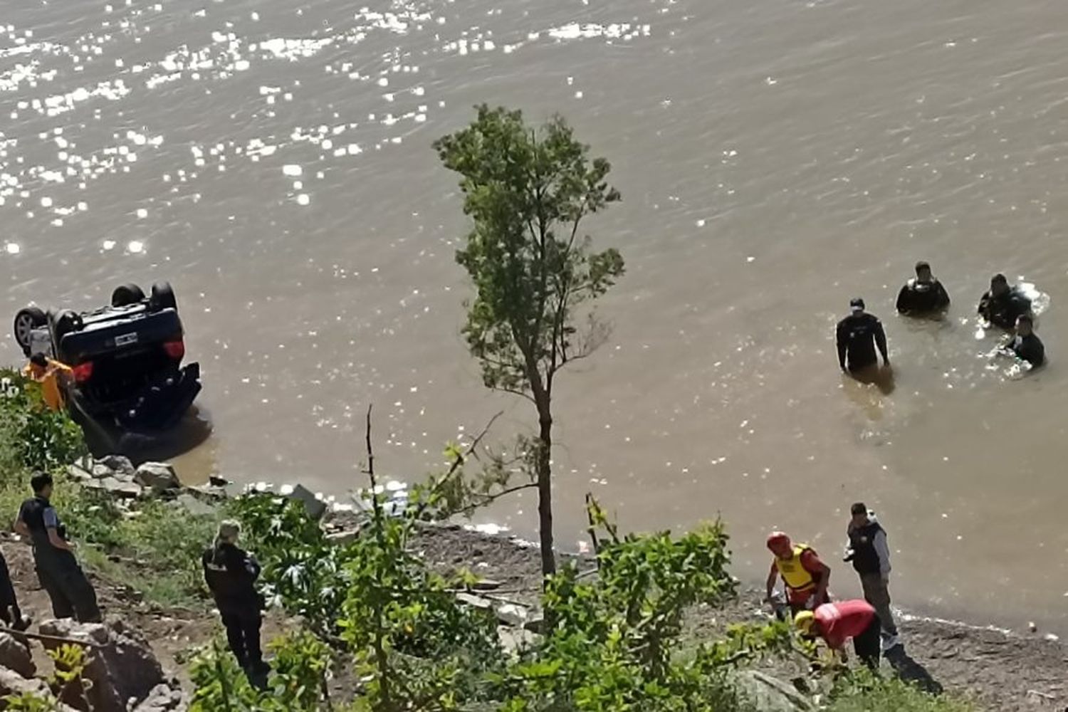 Siguen los intensos rastrillajes para hallar al hombre desaparecido en el río