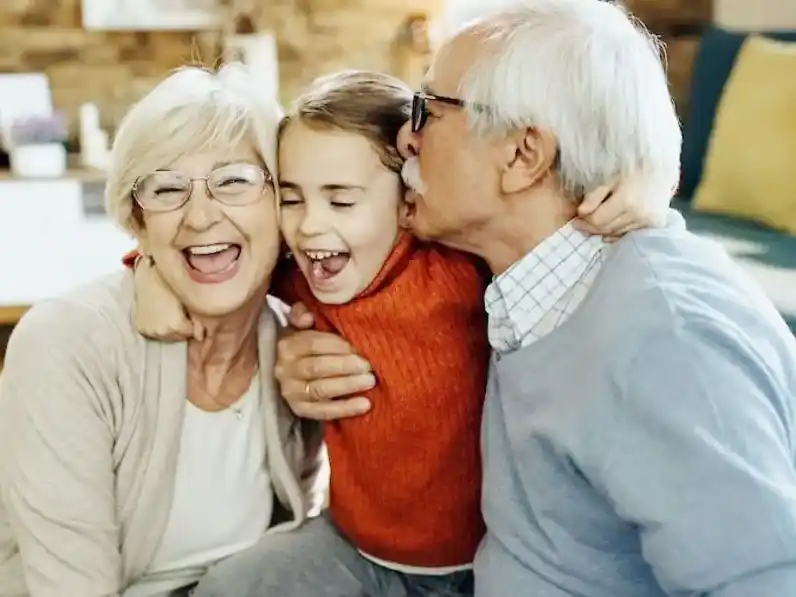Los abuelos que cuidan nietos preservan mejor sus habilidades mentales
