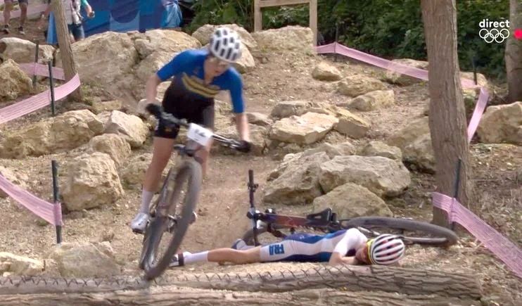Video: ciclista sufrió traumatismo de cráneo tras un brutal accidente